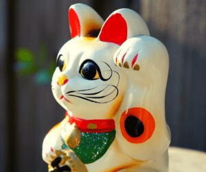 Szczęśliwy kot machający ręką